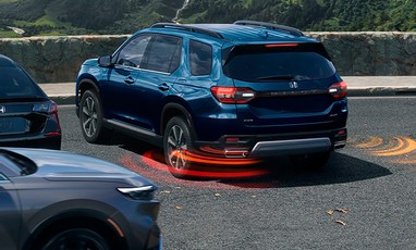 Monitor de tráfico cruzado que asiste en la conducción en reversa. Monitor de tráfico cruzado que asiste en la conducción en reversa.