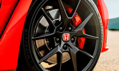 Sistema de frenos de alta eficiencia, de discos (4 ruedas) y pinzas Brembo. Sistema de frenos de alta eficiencia, de discos (4 ruedas) y pinzas Brembo.