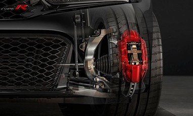 Suspensión deportiva adaptativa, delantera con puntal de doble eje y trasera multibrazo. Suspensión deportiva adaptativa, delantera con puntal de doble eje y trasera multibrazo.