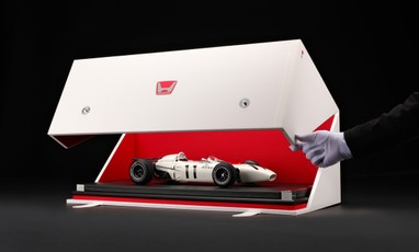 Honda celebra 60 años de su primera victoria en la F1 con el Honda RA272 con una pieza de colección a escala