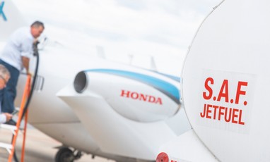 Honda primer fabricante de aviones comerciales ultraligeros doble turbina en operar HondaJet con combustible de aviación 100 % sostenible Honda primer fabricante de aviones comerciales ultraligeros doble turbina en operar HondaJet con combustible de aviación 100 % sostenible